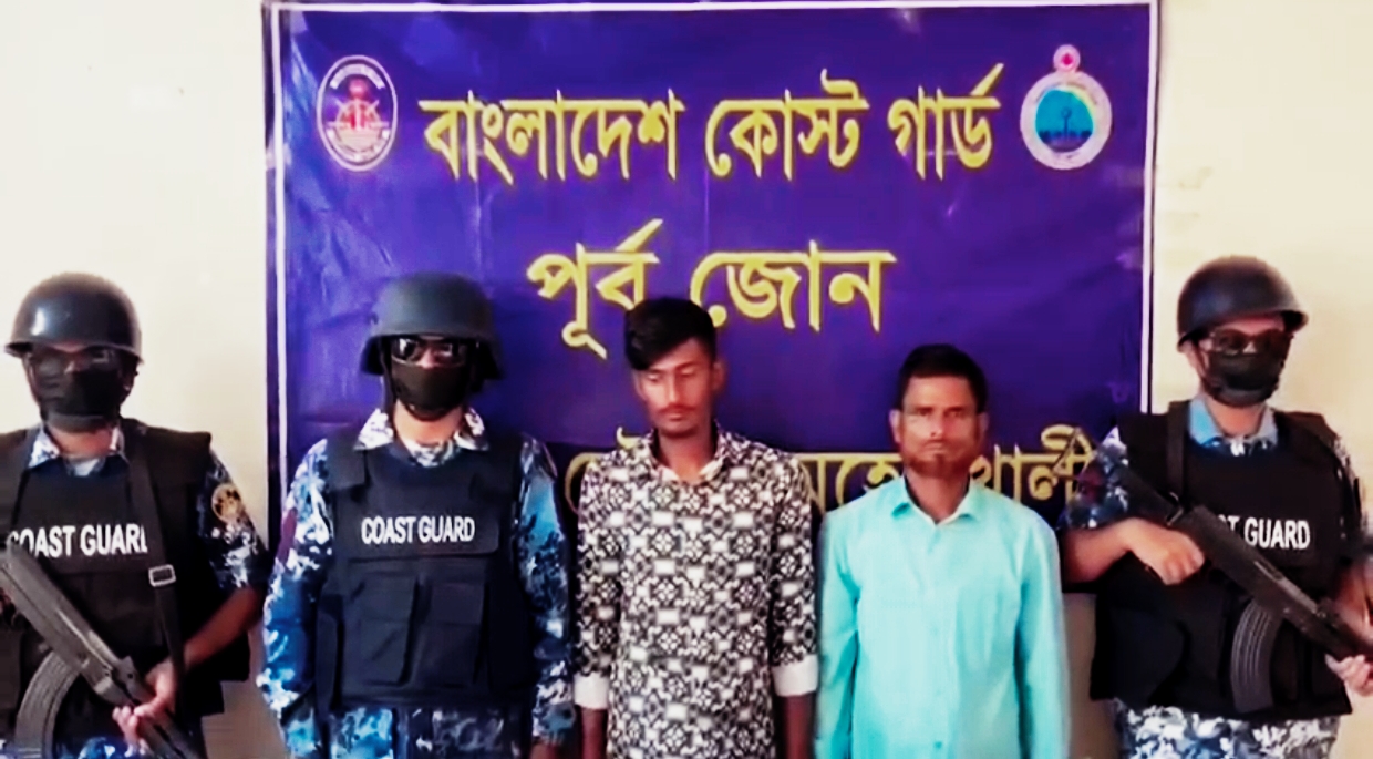 Oplus_16908288 মহেশখালীতে অস্ত্র-গুলিসহ দুই ডাকাতকে আটক করেছে কোস্টগার্ড