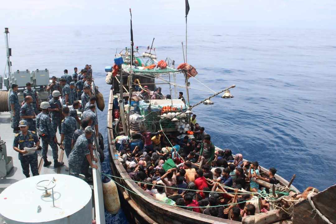বঙ্গোপসাগর থেকে ২১৪ জনকে আটক করেছে বাংলাদেশ নৌবাহিনী