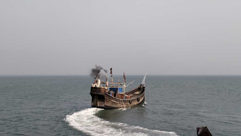 ২ ট্রলারসহ ১৪ জেলেকে ধরে নিয়ে গেল আরাকান আর্মি