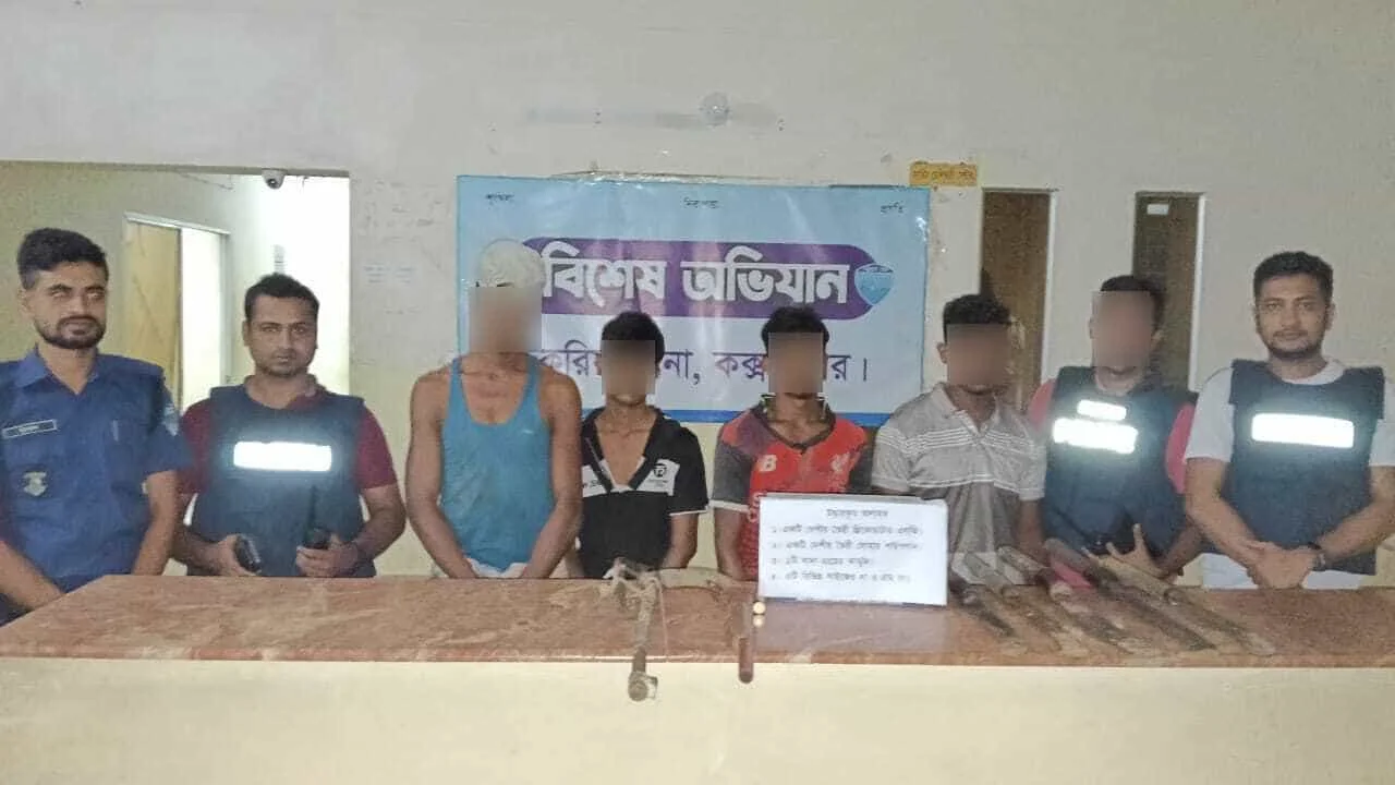 চকরিয়ায় সড়কে ডাকাতিতে জড়িত ৪ জনকে গ্রেফতার করেছে পুলিশ আগ্নেয়াস্ত্র উদ্ধার
