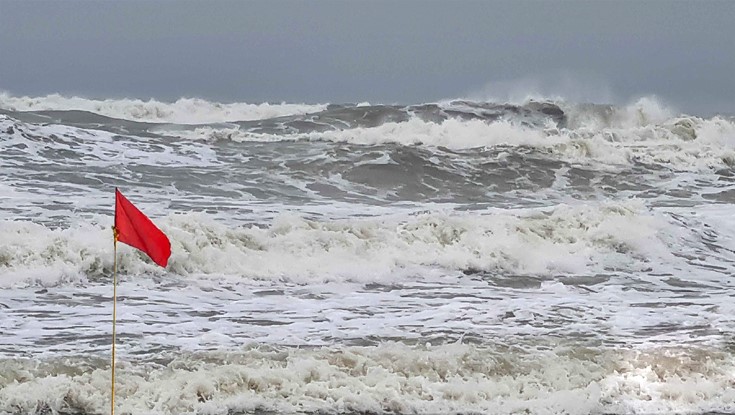গভীর নিম্নচাপে উত্তাল সাগর, ৩ নম্বর সংকেত জারি