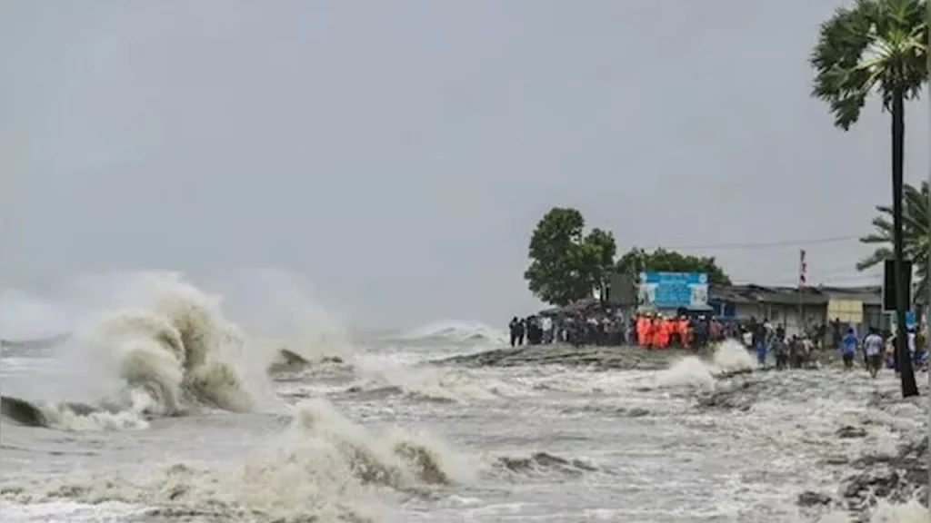 সমুদ্রবন্দর থেকে নামানো হলো সব সতর্ক সংকেত
