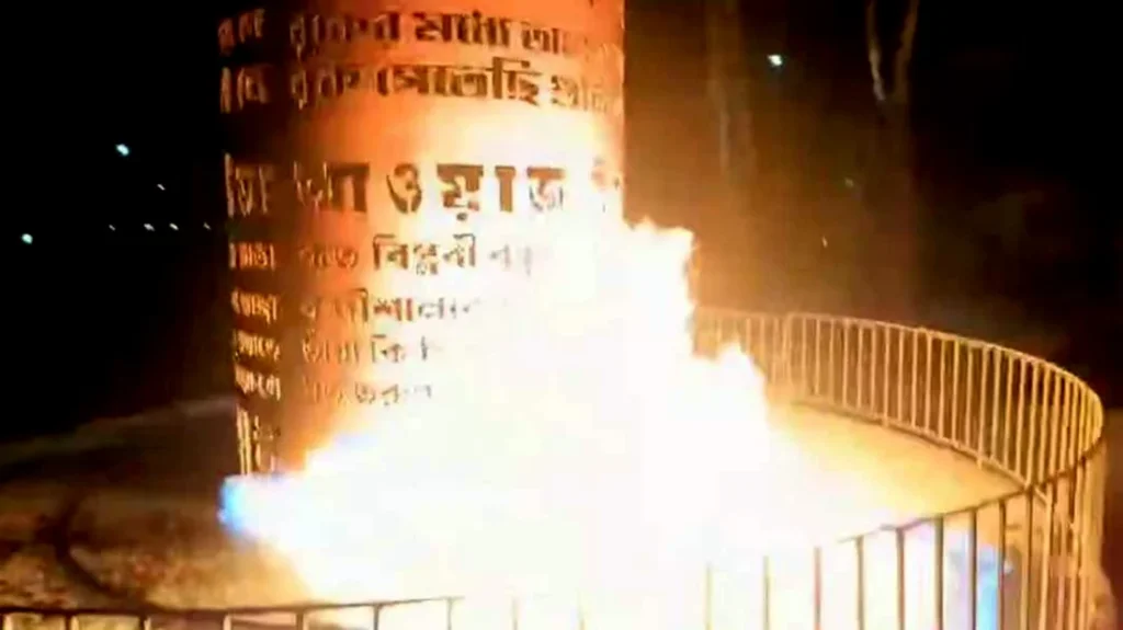 বরগুনায় জুলাই শহীদ স্মৃতিস্তম্ভে অগ্নিসংযোগ