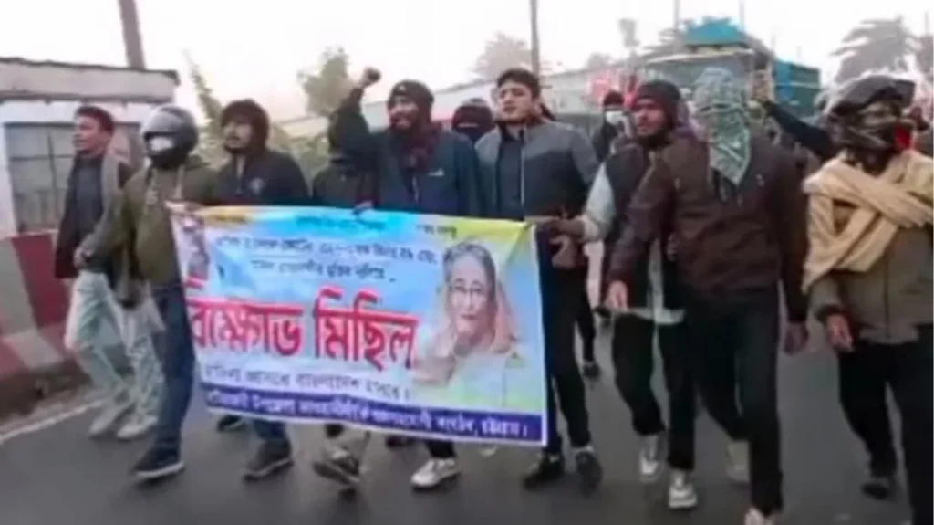 হাটহাজারীতে নিষিদ্ধ আওয়ামী লীগের ‘তিন মিনিটের’ ঝটিকা মিছিল