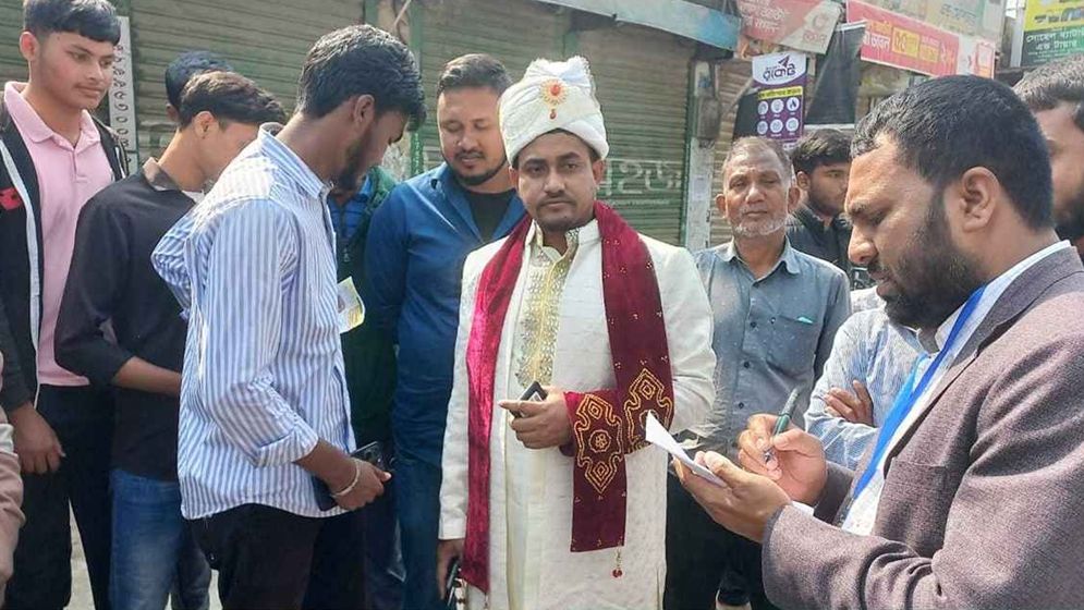 বিয়ের সাজে ভোটকক্ষে বর আগে ভোট পরে বিয়ে