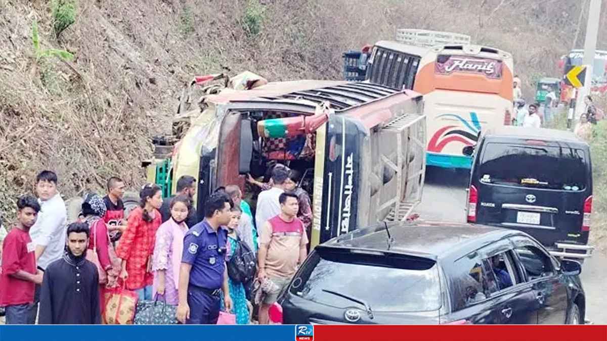 রাঙ্গামাটিতে ৪০ যাত্রী নিয়ে উল্টে গেল বাস